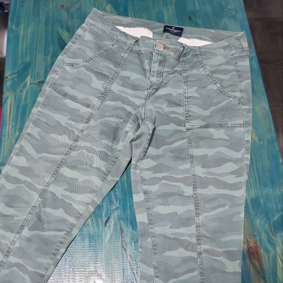 American Eagle Outfitters Denim - 𝅺AEO skinny stretch Size 8 camo jeans